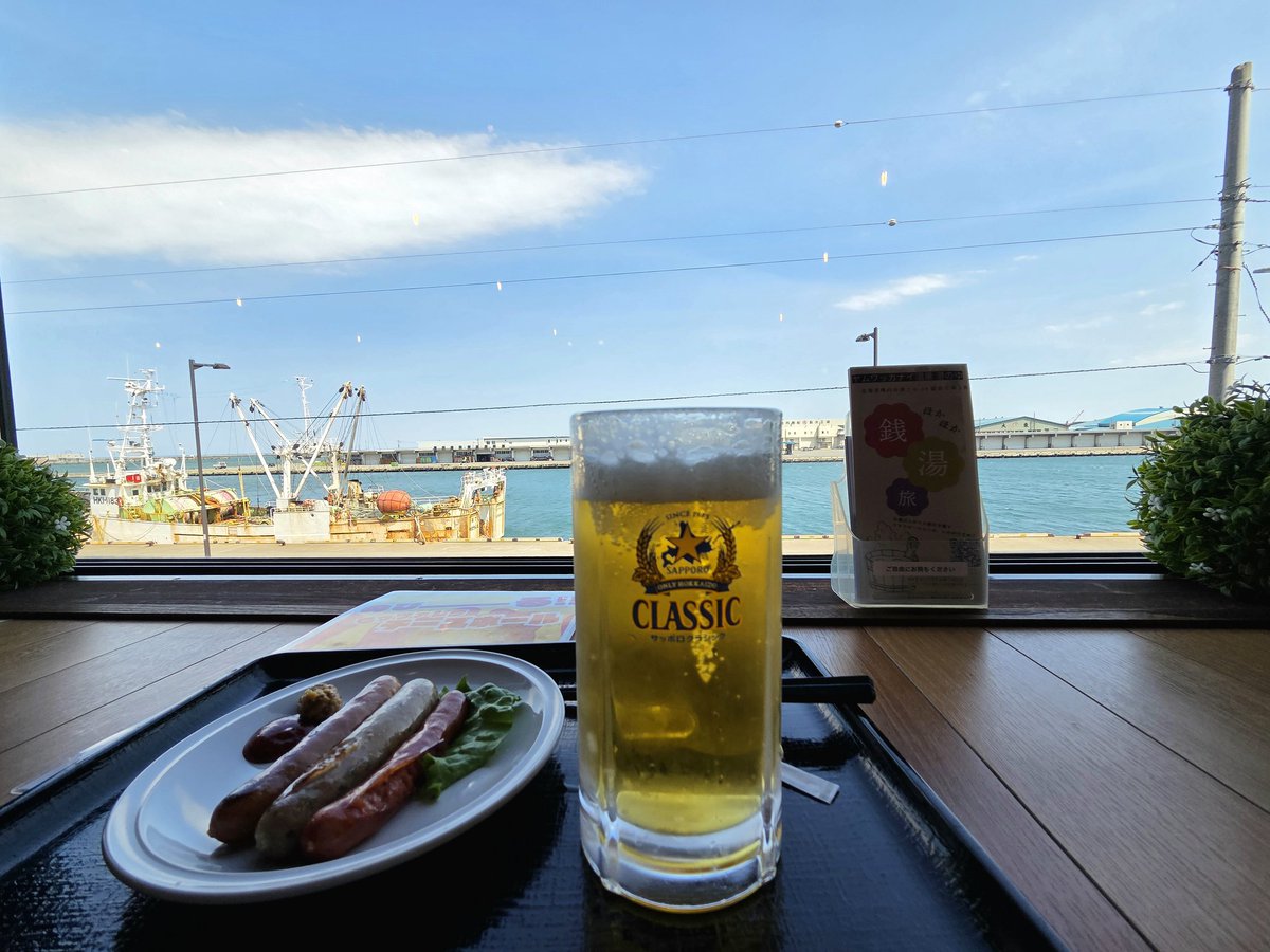 mayfly0211's tweet photo. 稚内四日目

今日の最高気温は21度とのことだけど相変わらず強い風

母親は朝からデイサービス
「夕方までゆっくりしておいで」とのことで午前中から温泉へ

湯に浸かった後は、大好きな景色を見ながらサッポロクラシックをグイッ

明日の夕方にはいつもの生活に戻るのかぁ
#稚内 
#港のゆ 
#wakkanai https://t.co/qWIKJFcMx8