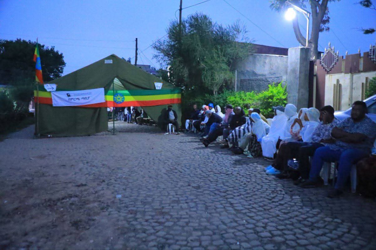 AmnAddis's tweet photo. Residents of Addis Ababa have turned out in droves across all polling stations, lining up well before opening hours, and have now begun casting their ballots.@AdanechAbiebie

https://t.co/6o2yowQ5vX https://t.co/IJVzPj18Gd