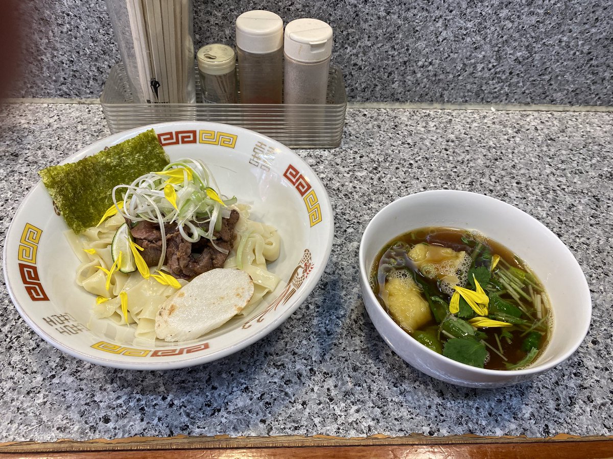wave_ramen's tweet photo. 【60 日曜日の余韻　桜肉レアな生姜焼きつけ麺+大トロ馬肉寿司   麺屋有希@富士見台】
似星で年一プレミアム限定だった似星優駿をもとにアレンジした一杯。つけ汁、トッピングともに馬が満載。独特の麺の形状が面白い。生姜アクセント。久しぶりに馬肉を堪能でき、馬肉の肉寿司も文句なく美味しい。 https://t.co/xAiJTjAzuf