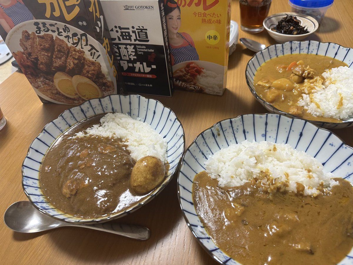 Fujisawaya's tweet photo. 今日のお昼はレトルトカレー🍛祭り
私は先日買った #一条もんこ さん特製「カツカレー」家族は「あしたのカレー」「北海道発行バターカレー」
「カツカレー」大きなとんかつ・ゆで卵の存在感がすごい❗️安心感のあるお味で、350gのボリューム🍛でお腹いっぱいです😋

#カツカレー
#レトルトカレー https://t.co/zxuLeTrmYn