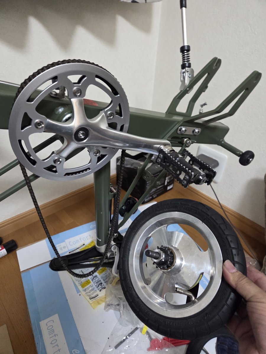 ibusigintouri's tweet photo. パンクして放置してたキャリミさん初めての整備。
タイヤは固くて中々外れないしハマらないし、ホイール脱着の工程も複雑で3時間の大仕事💦
でも自分で直してまた走れるようになって愛着もひとしお。
しばらくはやりたくないかな💧
 #carryme  #パンク修理 https://t.co/BUTOQKdtMW