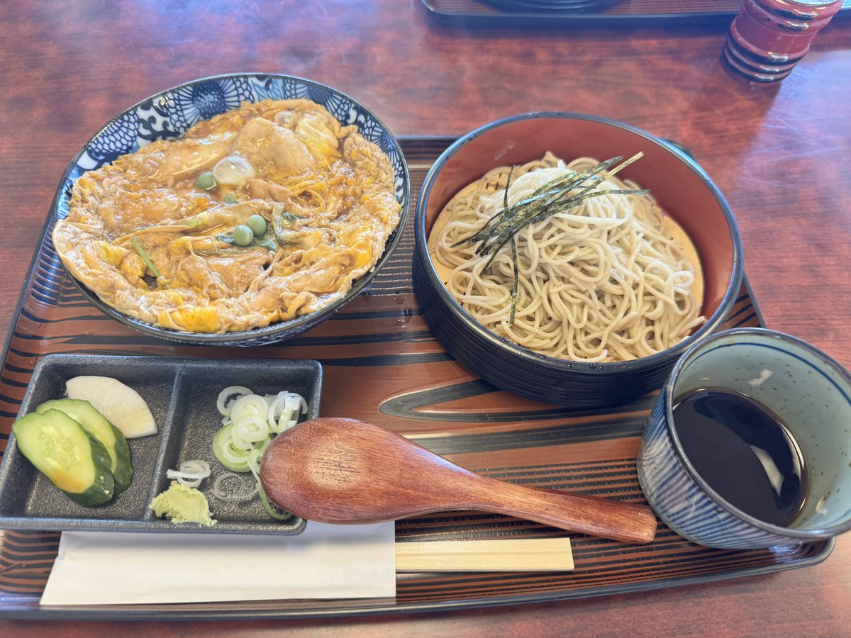 boxer_shingo's tweet photo. ランチは地元の長寿庵にて本日のセット「親子丼とお蕎麦」
相変わらずめちゃくちゃ美味しい。
営業が不定期になっていますので、Googleマップで営業日時をご確認ください。
https://t.co/9v8iNIz8Ry https://t.co/3rDv6yZDEc