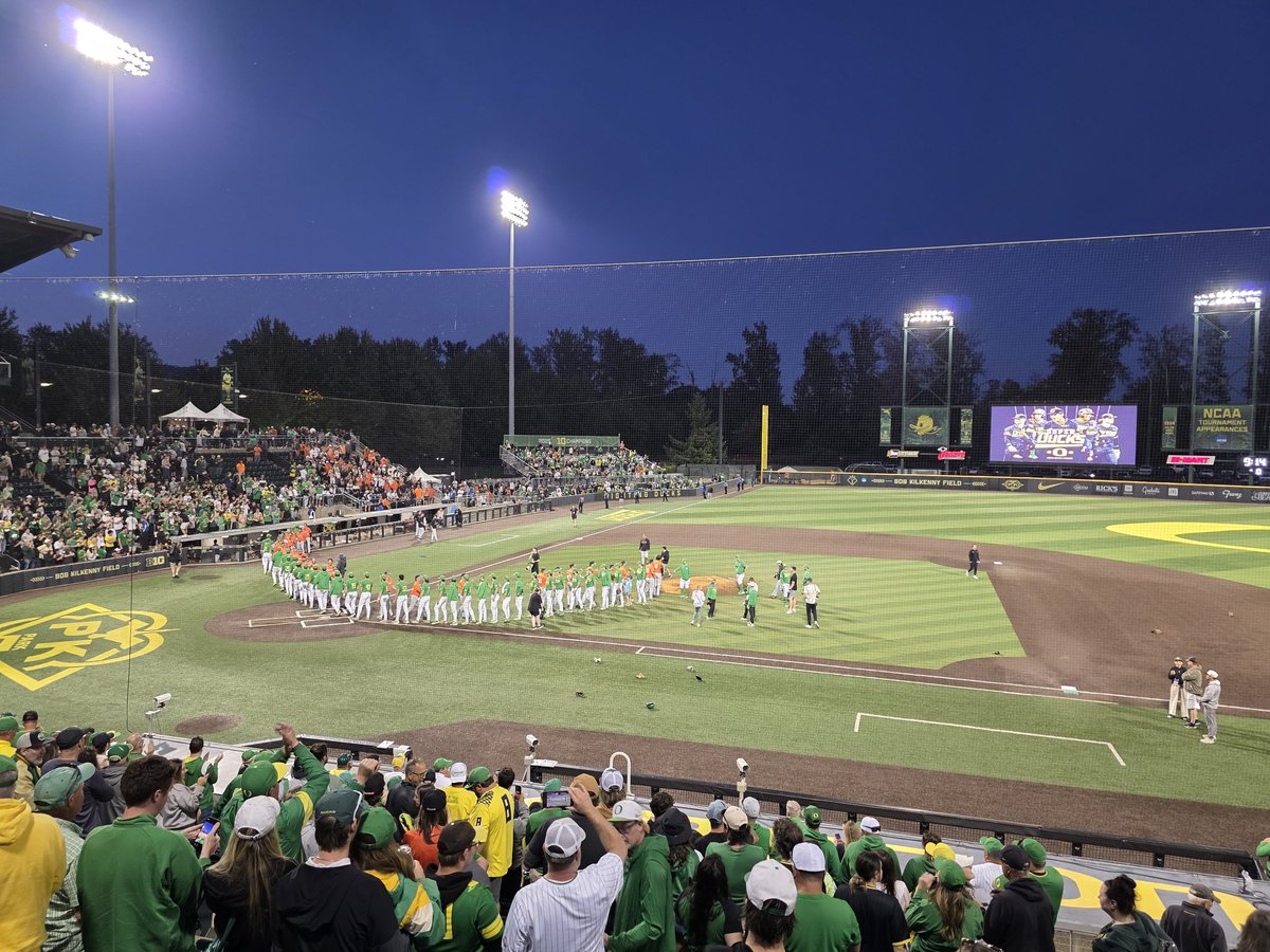 DraftMaverick's tweet photo. Devin Bell gets the job done, Ducks down the Beavs and advance https://t.co/I5c1NllLc9