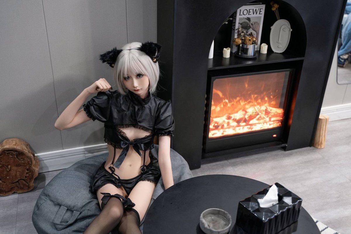 VelvetOrder's tweet photo. 来啦宝贝们～😈

看着这么乖巧可爱的银毛小猫娘，坐在壁炉前眨着大眼睛卖萌……结果一秒变身骚货，直接把腿张开把粉嫩小逼露给你看，还翘着屁股求操���

反差婊本婊是吧？外面装纯欲小猫，私下就是欠干的淫荡母猫～黑丝吊带、猫耳、骚逼全给你看，还不够？想不想把我按在沙发上狠狠操烂这个小骚穴？

快来主页看更多湿透的视频和大尺度私密照，保证让你鸡巴硬到爆炸💦

赶紧点进主页来看更多视频图片❤️

#黑丝猫娘 #反差婊 #银毛福利 #骚猫耳 #NSFW #吊带情趣 #反差福利 #想被操 #色色日常