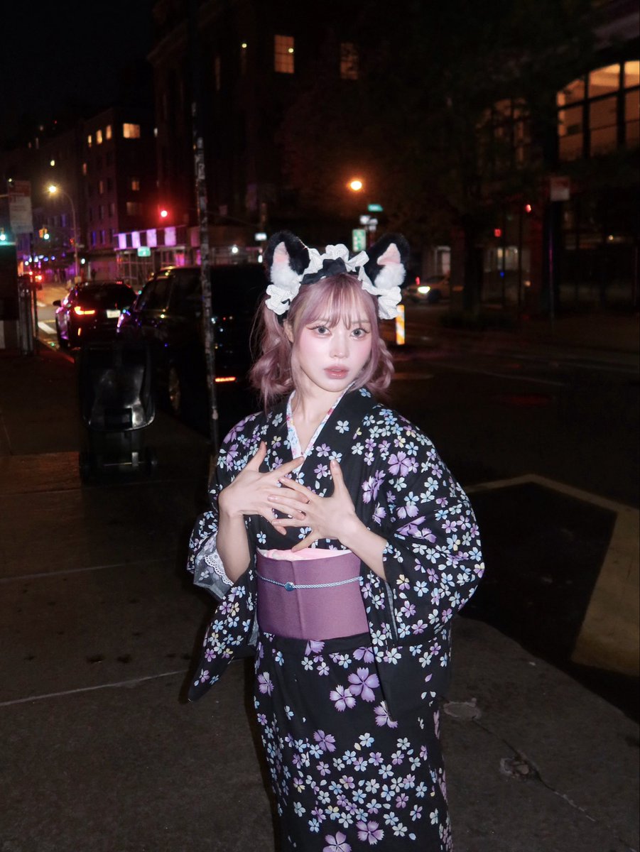 _onodela's tweet photo. kimono girl in new york city https://t.co/wslLeLFYuY