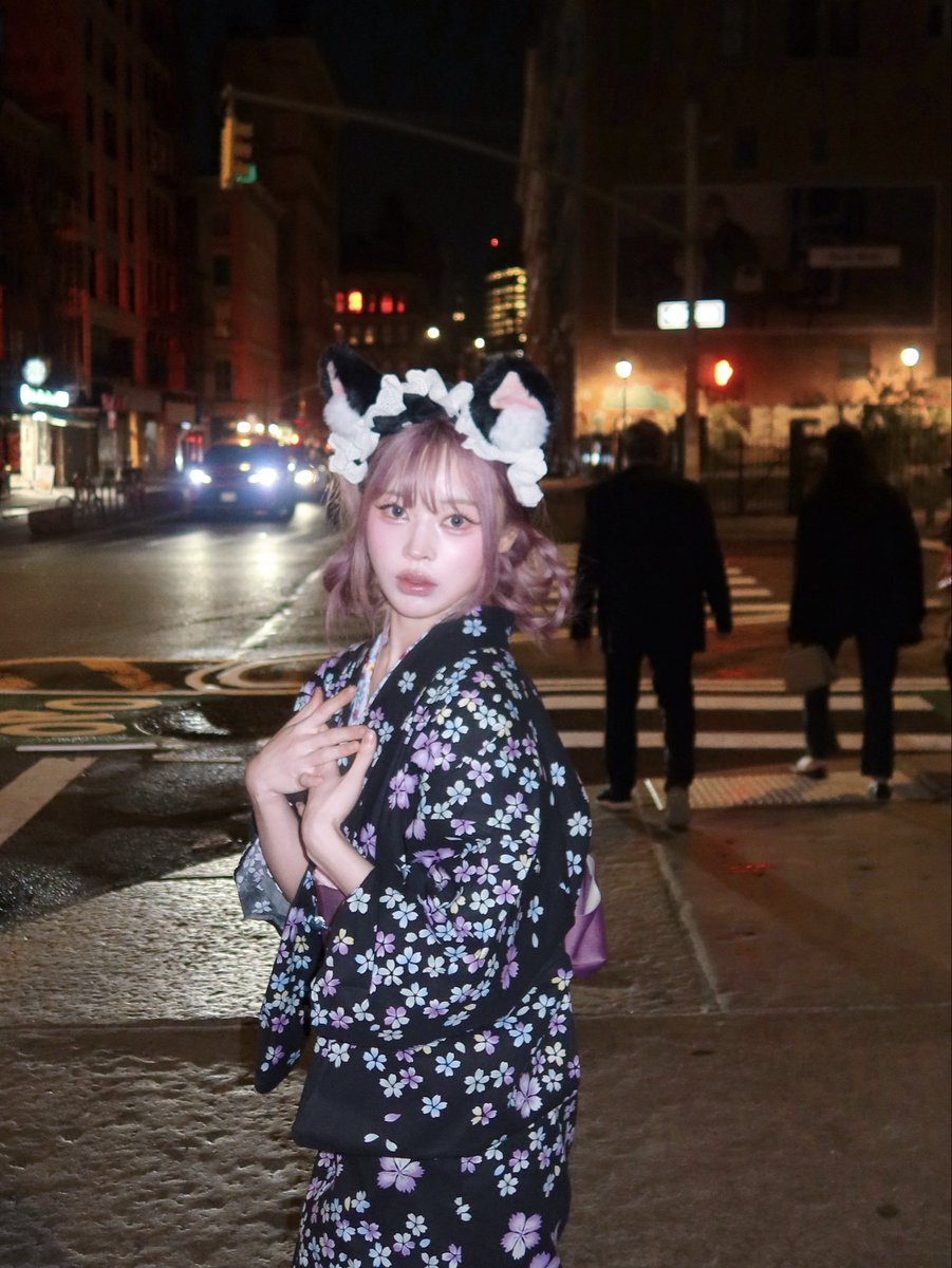 _onodela's tweet photo. kimono girl in new york city https://t.co/wslLeLFYuY