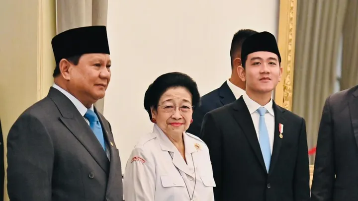 LambeSahamjja's tweet photo. guys lu pada tau gk nih......
di tengah huru hara negara ini 
satu pertanyaan yang paling sering muncul di kepala banyak orang:

Bisakah Prabowo dilengserkan?

Jawabannya pendek: Tidak. 
dan mustahil untuk terjadi 
Dan itu bukan kebetulan.

Pertama mari kita lihat peta kekuatan DPR sekarang:

DPR periode 2024-2029 punya 580 kursi. Komposisinya seperti ini:

Koalisi pemerintah langsung: 
Golkar 102, 
Gerindra 86, 
PKB 69, 
PAN 48, Demokrat 44. 
Total 349 kursi 60,2% dari DPR.

Partai pendukung tidak langsung: 
NasDem 69, PKS 53. Total 122 kursi tambahan.

Penyeimbang yang artinya oposisi: 
PDIP seorang diri dengan 110 kursi 18,97%.

Artinya: koalisi Prabowo menguasai 471 dari 580 kursi DPR lebih dari 81%.

Kedua bagaimana mekanisme pelengseran presiden di Indonesia:

Berdasarkan Pasal 7A UUD 1945, presiden hanya bisa dimakzulkan melalui tiga tahap berturut-turut yang semuanya harus berhasil:

Tahap satu di DPR: 
Butuh minimal 2/3 dari anggota yang hadir dalam sidang paripurna yang dihadiri minimal 2/3 anggota. 
Artinya butuh sekitar 387 suara untuk bisa mengusulkan.

Tahap dua di MK: 
MK memeriksa dan memutuskan dalam 90 hari apakah presiden benar terbukti bersalah.

Tahap tiga di MPR: 
Butuh dihadiri 3/4 anggota MPR dan disetujui 2/3 dari yang hadir untuk melengserkan.

Sudah terlihat betapa mustahilnya ini? Kita belum masuk ke poin utama.

Ketiga  kenapa angka 2/3 DPR itu mustahil dicapai:

Untuk mengusulkan pemakzulan di DPR dibutuhkan sekitar 387 suara. 
Yang bisa dikumpulkan oleh oposisi? 
Hanya PDIP dengan 110 kursi. 
Itu hanya 19% dari DPR.

Bahkan kalau NasDem dan PKS bergabung sepenuhnya dengan oposisi totalnya hanya 232 kursi. 
Masih jauh dari 387.

Dan ini yang paling krusial: 
NasDem tidak akan kemana-mana. 
PKS pun bukan musuh ideologis Prabowo yang cukup kuat untuk mengambil risiko politik sebesar itu.

Secara matematis tidak mungkin.

Keempat dan ini yang paling brilian dari kalkulasi Prabowo:

Prabowo tidak hanya merangkul koalisi biasa. 
Dia merangkul hampir semua kekuatan politik besar 
Indonesia dalam satu genggaman.

Golkar partai terbesar kedua dengan jaringan birokrasi terluas di daerah. 
PKB Cak Imin yang dulu sempat berseberangan — sekarang di dalam. 
Demokrat yang punya warisan SBY di dalam. 
NasDem yang dulu bersama Anies di dalam. 
PAN di dalam sejak awal.

Yang tersisa di luar hanya PDIP. 
Satu partai. Sendirian. 
Dengan 110 kursi dari 580.

Dan bahkan PDIP pun posisinya sangat tidak nyaman karena Megawati tidak punya sekutu kuat yang tersisa di parlemen.

Kelima faktor Jokowi yang sering dilupakan:

Ada yang sering bilang Jokowi sekarang berseberangan dengan Prabowo. 
Tapi mari kita lihat fakta: putra Jokowi Gibran adalah wakil presiden Prabowo. 
Menantu Jokowi Bobby Nasution adalah Gubernur Sumatera Utara dari Gerindra.

Keluarga Jokowi sudah terikat secara struktural dengan kekuasaan Prabowo. 
Memisahkan diri dari Prabowo berarti memotong jalur kekuasaan keluarganya sendiri.

Jokowi mungkin tidak selalu sejalan dengan Prabowo. Tapi dia tidak akan secara aktif membantu menjatuhkan Prabowo karena itu sama dengan menjatuhkan Gibran.

Keenam dan ini yang paling pahit untuk diterima:

Semua yang terjadi sekarang rupiah ambrol, guru honorer Rp250.000, MBG kacau, putusan MK diabaikan, militerisme merayap ke mana-mana tidak cukup untuk melengserkan Prabowo secara konstitusional.

Karena mekanisme konstitusional Indonesia tidak dirancang untuk merespons kinerja yang buruk. 

Dia dirancang untuk merespons pelanggaran hukum yang terbukti dan diproses melalui tiga lembaga negara secara berurutan.

Selama tidak ada pelanggaran hukum yang terbukti di MK dan selama koalisi 81% DPR tidak pecah dari dalam Prabowo aman sampai 2029.

Demo sebesar apapun. 
Kritik sekeras apapun. 
Rupiah selemah apapun. 
Secara konstitusional tidak ada jalan paksa.

Dan ini yang paling penting untuk dipahami:

Prabowo tidak beruntung mendapat koalisi sebesar ini. Ini adalah hasil kalkulasi politik yang sangat dingin dan sangat sistematis merangkul semua yang bisa dirangkul, menetralisir semua yang berpotensi jadi musuh, dan meninggalkan hanya satu partai di luar.

Apakah itu bagus untuk demokrasi? Tidak. 
Ketika 81% DPR ada di satu pihak fungsi check and balance sudah hampir tidak ada. 

DPR yang seharusnya mengawasi pemerintah sudah hampir identik dengan pemerintah itu sendiri.

Tapi apakah itu efektif secara politik? 
Sangat efektif.

Harapan untuk melengserkan Prabowo melalui jalur konstitusional dalam periode ini: hampir nol. 

Bukan karena sistemnya tidak ada tapi karena angkanya tidak mungkin terpenuhi dengan komposisi parlemen yang ada sekarang.

Satu-satunya skenario yang bisa mengubah ini adalah kalau koalisi pecah dari dalam kalau ada satu atau dua partai besar yang memutuskan keluar. 

Tapi dengan Golkar, Gerindra, PKB, PAN, dan Demokrat semuanya punya kepentingan di dalam kekuasaan kemungkinan itu sangat kecil dalam waktu dekat.

Seperti yang Okky Madasari bilang: 
bukan soal menurunkan Prabowo sekarang. 
Soalnya adalah jangan jatuh ke lubang yang sama di 2029.

Karena di 2029 rakyat masih punya satu senjata yang tidak bisa diambil oleh komposisi DPR manapun: 
suara di kotak suara.