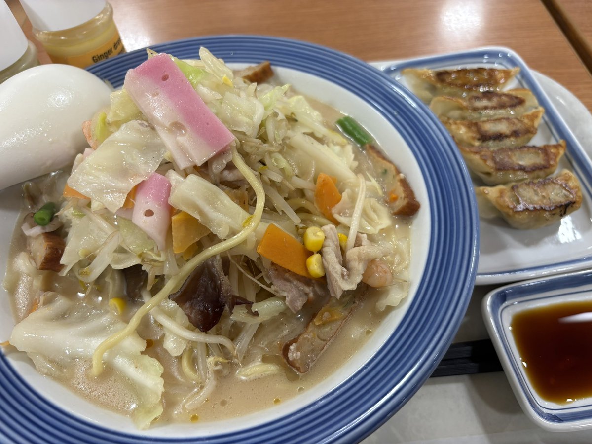 YoheyHCMLive's tweet photo. おぬし、さては夏だな？
梅雨に紛れて気温アゲアゲ攻撃を仕掛けて来るとは！
野菜たっぷり濃厚こく旨ちゃんぽん＆餃子セットで体力つけて対抗してくれる！
というぼっち遊び(飯)を堪能してきましたw
#リンガーハット
#今日の東京の最高気温32度💦 https://t.co/dNeLFDTbc0