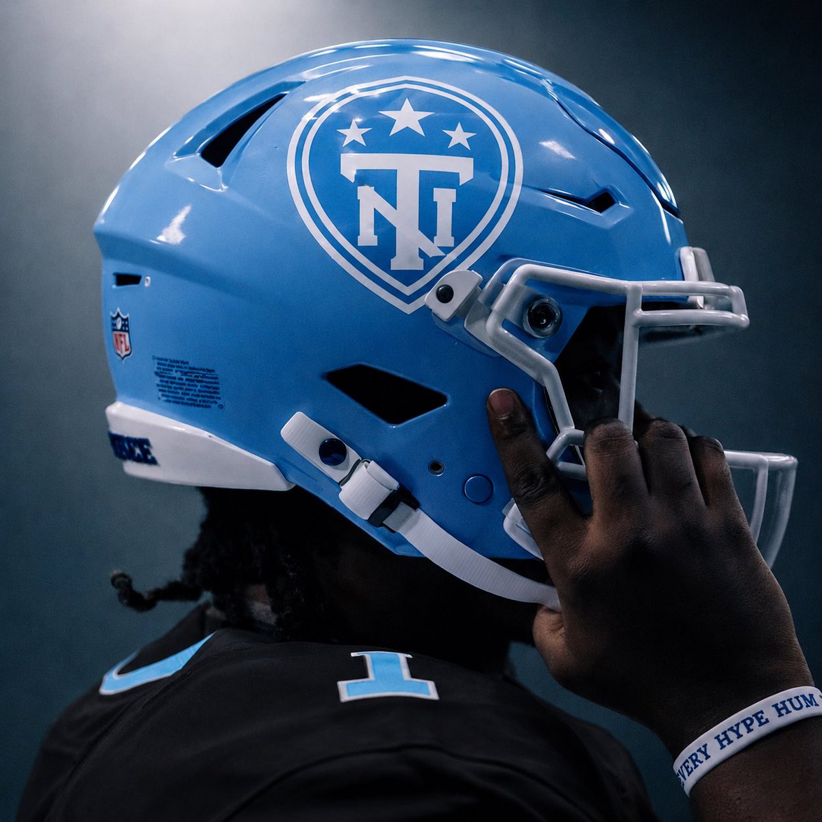 ChampagneKobe1's tweet photo. Titans in black?? 🥶🥶

#titanup https://t.co/n9NvDPw5w9