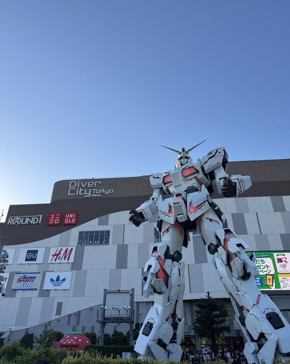 merto1456's tweet photo. 東京楽しかった！
今回は荷物持ちと道案内がメインだったから姉一家とずっと一緒だったけど途中でガンベだけ行かせてもらえたから満足
久しぶりだから爆買い✨
等身大ガンダムは何回見てもいいもんだね
後一回は見にこれるかな
夜は花火大会見てきた🎆 https://t.co/Y31lBaprIC