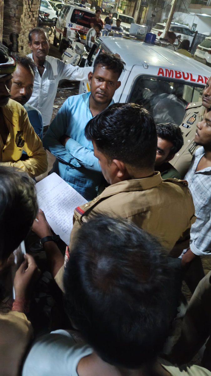 Ak764Aman's tweet photo. कानपुर के थाना कल्याणपुर के अंतर्गत बीती कुछ दिन पहले एक निजी अस्पताल की लापरवाही के चलते एक 40 वर्षीय महिला की मृत्यु हो गई थी , जिस प्रकरण में परिजन ने तहरीर दी परंतु उस तहरीर के आधार पर अभी तक कोई भी मुकदमा नहीं लिखा गया है। 
@kanpurnagarpol @Uppolice https://t.co/9tC1gFUJTp