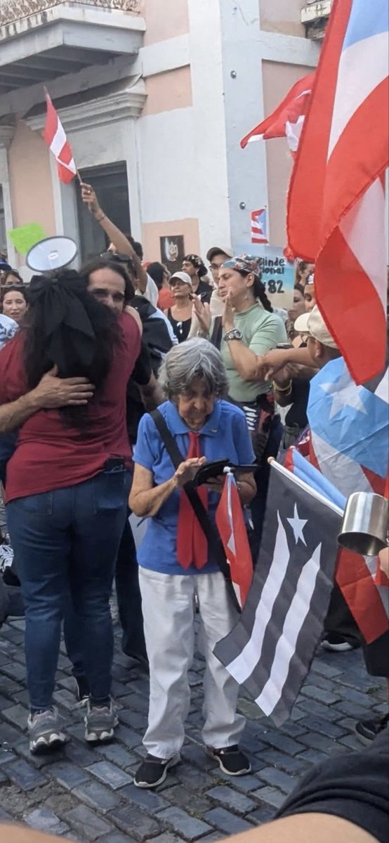 callatekarry212's tweet photo. Ella ama su patria y aunque esté mayor y su espalda arqueada por los años dijo presente, Dios le dé muchos años más de vida https://t.co/WepKnDkit4