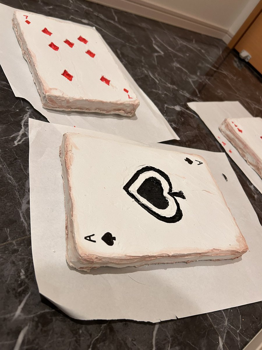 22Backstage's tweet photo. モルタル造形、トップコート塗って完成。

はっぴーあんばーすでー♣️♦️♠️♥️ https://t.co/G0aihQm9Gu
