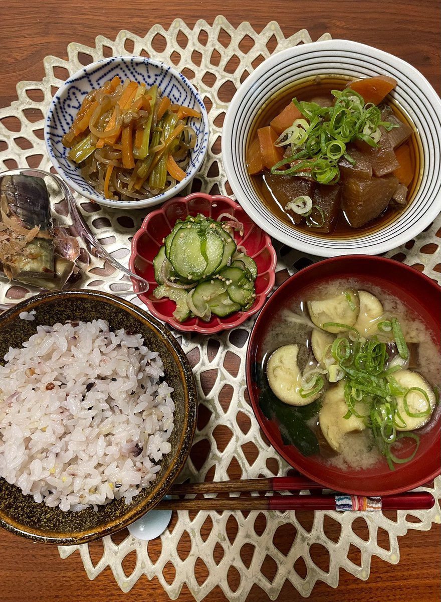 silkool's tweet photo. 今日のお昼は冷蔵庫のお片付けご飯🍚
#おうちごはん #今日のお昼ご飯 #作り置き #ちょっとずついろいろ #在宅 https://t.co/vDS0isy22D