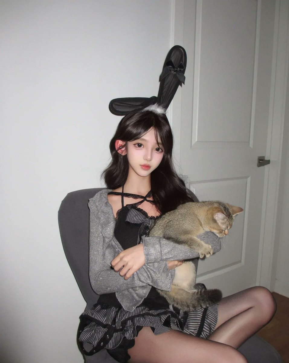 slutmachinex's tweet photo. 这贱婊子以为自己在拍写真，其实是在给摄影师展示自己发情的骚穴。别看她现在乖乖坐着，只要看到一根硬起来的肉棒就会立刻跪下主动舔干净马眼，再掰开骚逼求着主人内射。等玩够了再穿上这件衣服去学校当学弟们眼中的校花，其实早就被无数个野爹操到子宫里灌满了精液。 https://t.co/Jp9Imlchvz