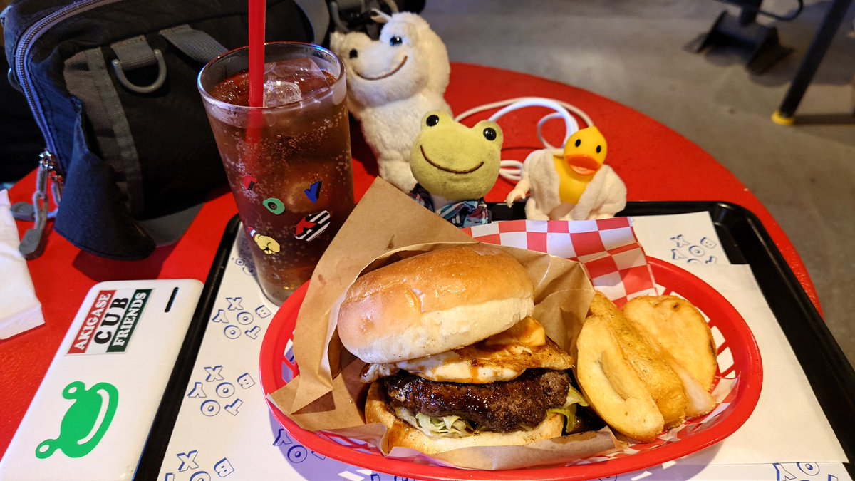 U119740725's tweet photo. てりやきハンバーガー🍔を食べましたー お肉がジューシー⤴️ 見た目は小さいと思ったが、ギュッと詰まっているのでなかなかの食べ応え ドリンクはジンジャーエール 喉がシュワーっと気持ち良い☆ #ぬい撮り #かえるのピクルス #XL883R #883R #埼玉 #TOYBOX #幸手市 #アメリカン #てりやきバーガー https://t.co/bBEwSZNjc2