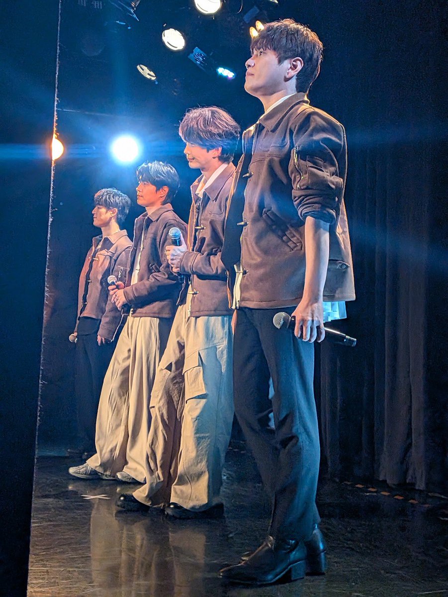 tritops_van's tweet photo. evergreen❤️大阪と東京でのライブお疲れ様でした！とても楽しかったよ僕は今日おやすみだから久しぶりにまだベッどにいるよ
今日はゴロゴロする😆今回もありがとうございました🎵じゃ-ねいつも大好きよ😘 https://t.co/FmICdt9Js0