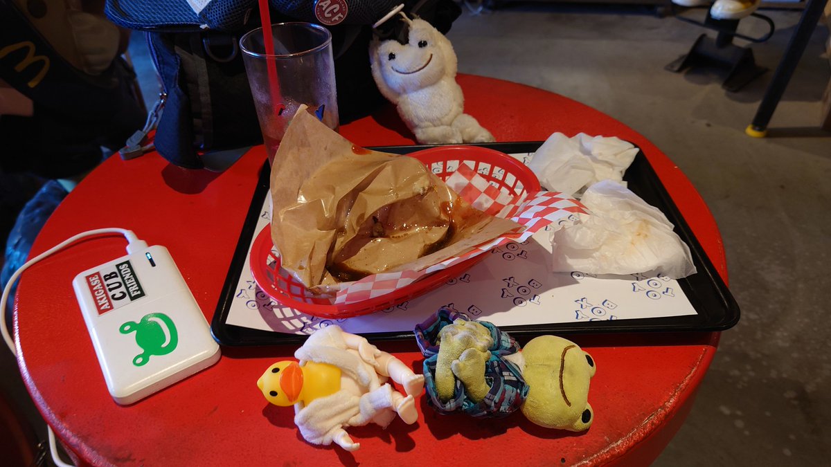 U119740725's tweet photo. てりやきハンバーガー🍔を食べましたー お肉がジューシー⤴️ 見た目は小さいと思ったが、ギュッと詰まっているのでなかなかの食べ応え ドリンクはジンジャーエール 喉がシュワーっと気持ち良い☆ #ぬい撮り #かえるのピクルス #XL883R #883R #埼玉 #TOYBOX #幸手市 #アメリカン #てりやきバーガー https://t.co/bBEwSZNjc2
