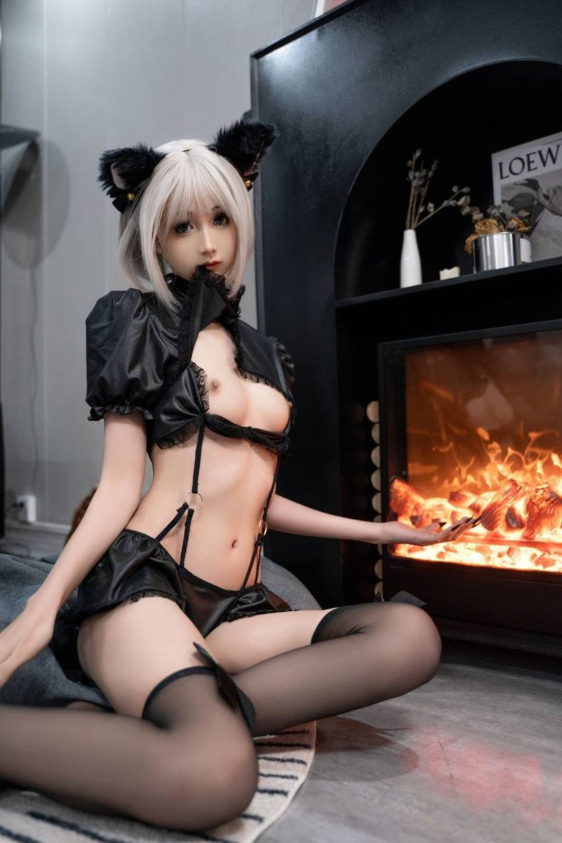VelvetOrder's tweet photo. 来啦宝贝们～😈

看着这么乖巧可爱的银毛小猫娘，坐在壁炉前眨着大眼睛卖萌……结果一秒变身骚货，直接把腿张开把粉嫩小逼露给你看，还翘着屁股求操���

反差婊本婊是吧？外面装纯欲小猫，私下就是欠干的淫荡母猫～黑丝吊带、猫耳、骚逼全给你看，还不够？想不想把我按在沙发上狠狠操烂这个小骚穴？

快来主页看更多湿透的视频和大尺度私密照，保证让你鸡巴硬到爆炸💦

赶紧点进主页来看更多视频图片❤️

#黑丝猫娘 #反差婊 #银毛福利 #骚猫耳 #NSFW #吊带情趣 #反差福利 #想被操 #色色日常