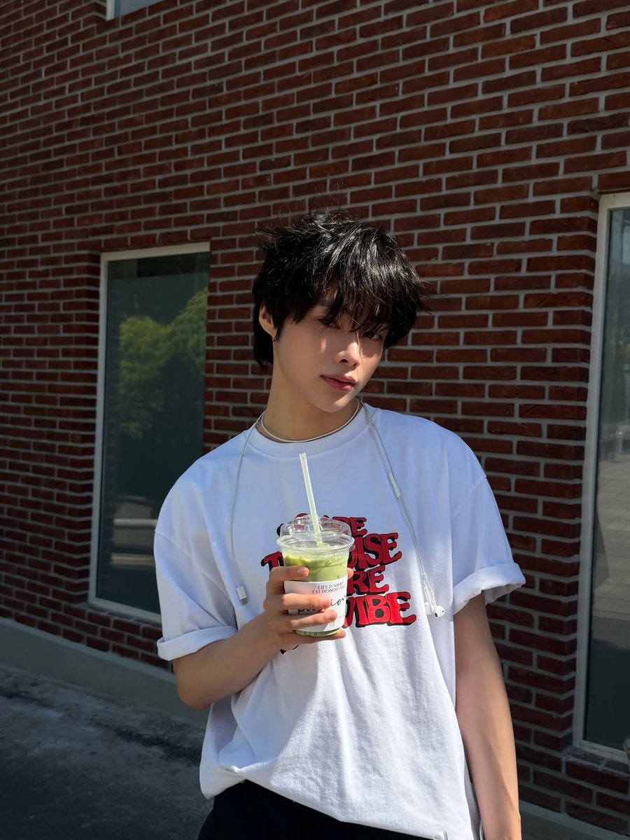 AlbeeHubi's tweet photo. Thực sự thích style hôm qua của Hanbin, đơn giản mà đẹp trai sáng bừng luôn ☀️✨ https://t.co/H7DXZ1mUsQ
