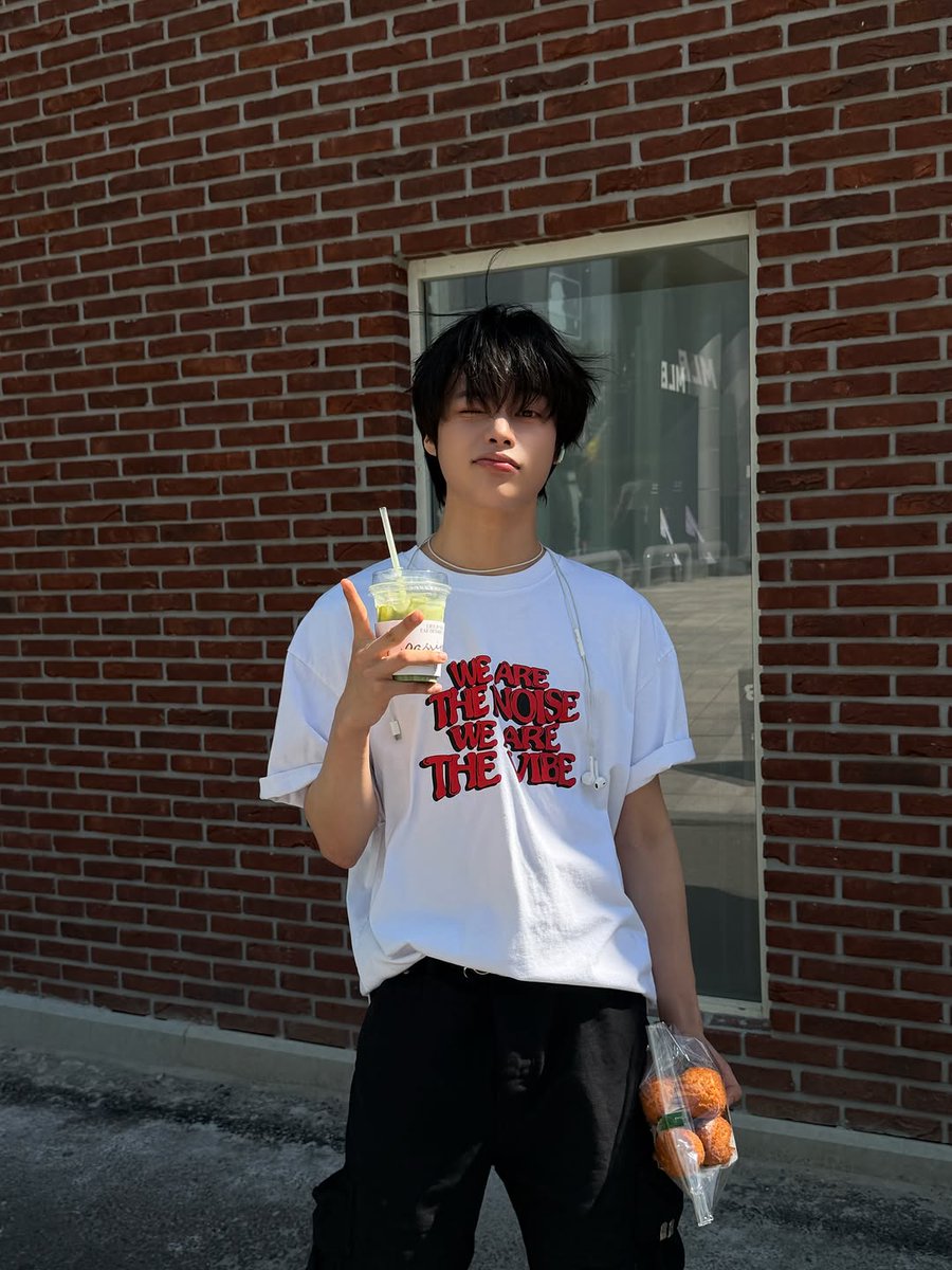 AlbeeHubi's tweet photo. Thực sự thích style hôm qua của Hanbin, đơn giản mà đẹp trai sáng bừng luôn ☀️✨ https://t.co/H7DXZ1mUsQ