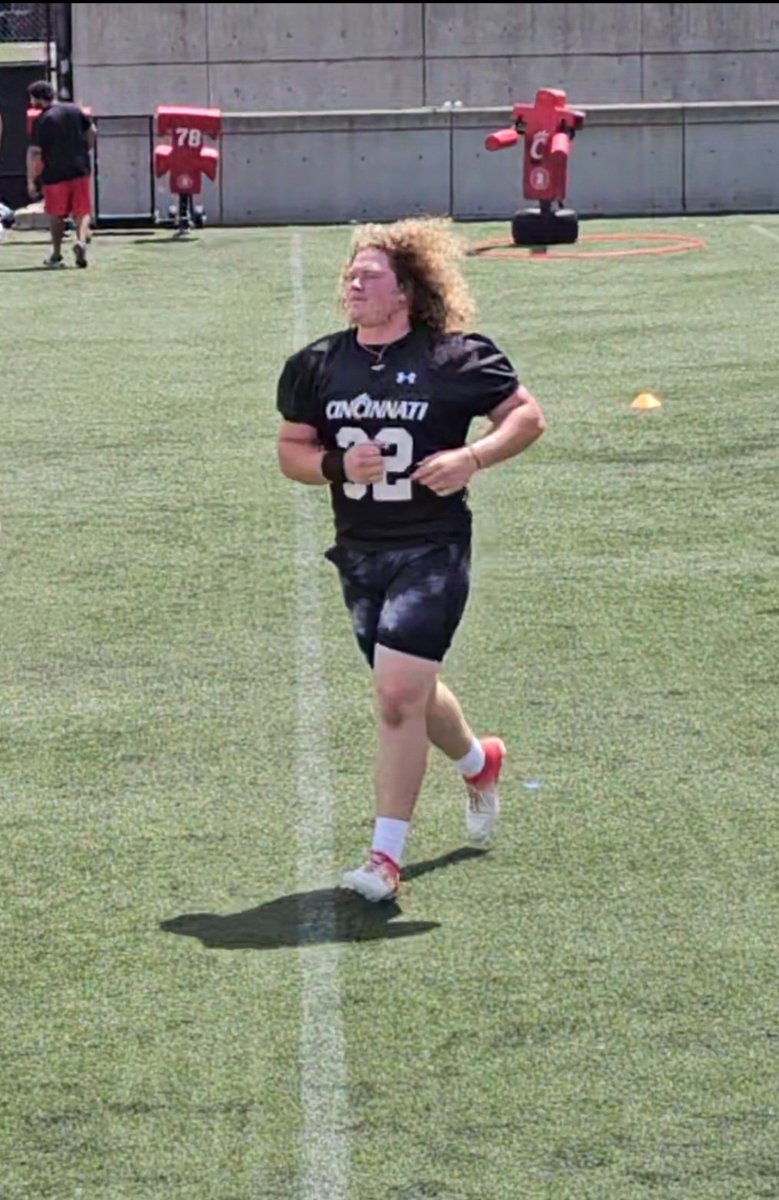 Colegrovee2027's tweet photo. Appreciate all the coaches and players out there today at UC camp. Great conversations with @TheGuruStew and @Camroetherford  Looking forward to talking again soon. 

@GoBearcatsFB @CortBraswell @Coach_Cass  @rodenjustin @hembree_john https://t.co/pbedi9jSTT