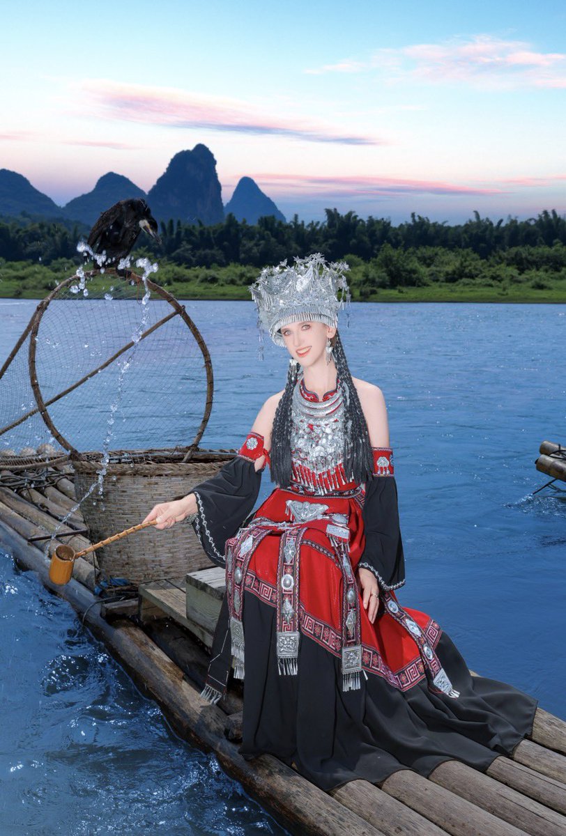 jenlooper's tweet photo. I can never resist a dress-up photo shoot. Welcome to Miao minority style! Shot in the mountainous Zhuang Autonomous region of China 🇨🇳 https://t.co/IA2yhig8zd