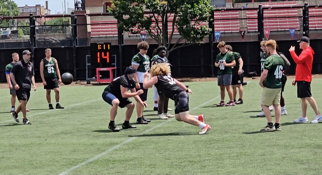 Colegrovee2027's tweet photo. Appreciate all the coaches and players out there today at UC camp. Great conversations with @TheGuruStew and @Camroetherford  Looking forward to talking again soon. 

@GoBearcatsFB @CortBraswell @Coach_Cass  @rodenjustin @hembree_john https://t.co/pbedi9jSTT