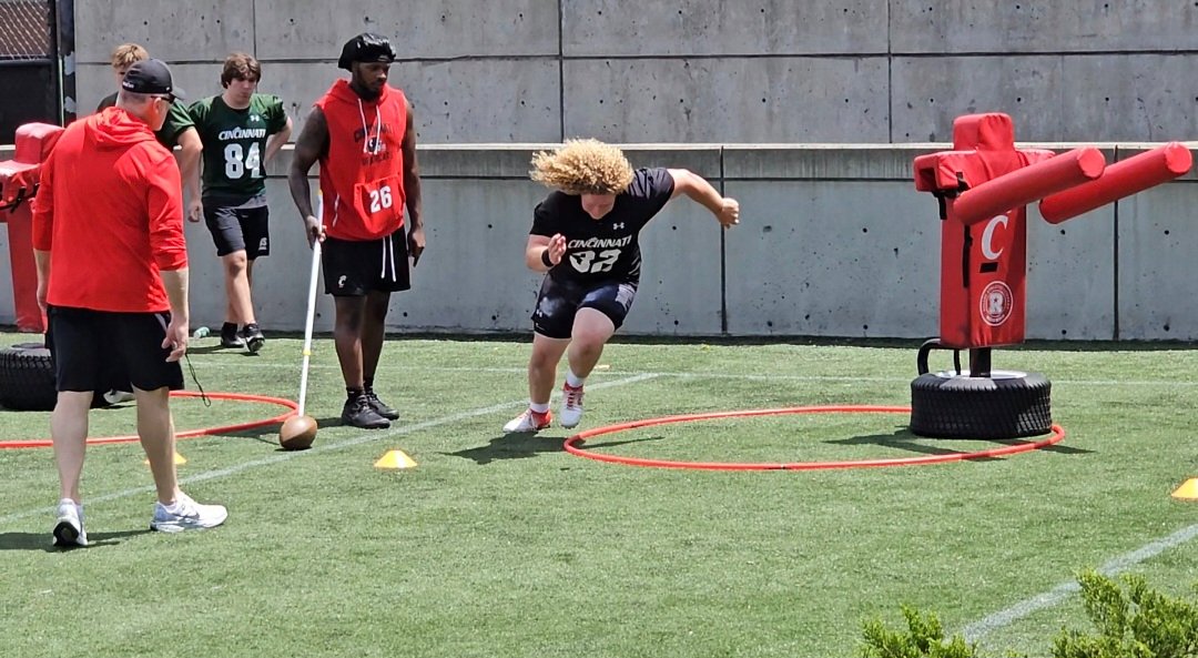 Colegrovee2027's tweet photo. Appreciate all the coaches and players out there today at UC camp. Great conversations with @TheGuruStew and @Camroetherford  Looking forward to talking again soon. 

@GoBearcatsFB @CortBraswell @Coach_Cass  @rodenjustin @hembree_john https://t.co/pbedi9jSTT