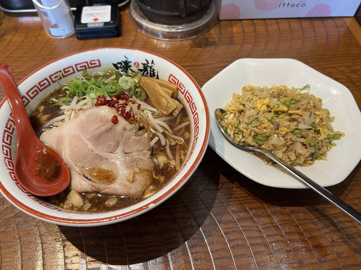 TIEMETAL's tweet photo. 尾道ラーメン食べる。汗だくなので、もうラーメンはキツイ。 https://t.co/kLBDvdHrom