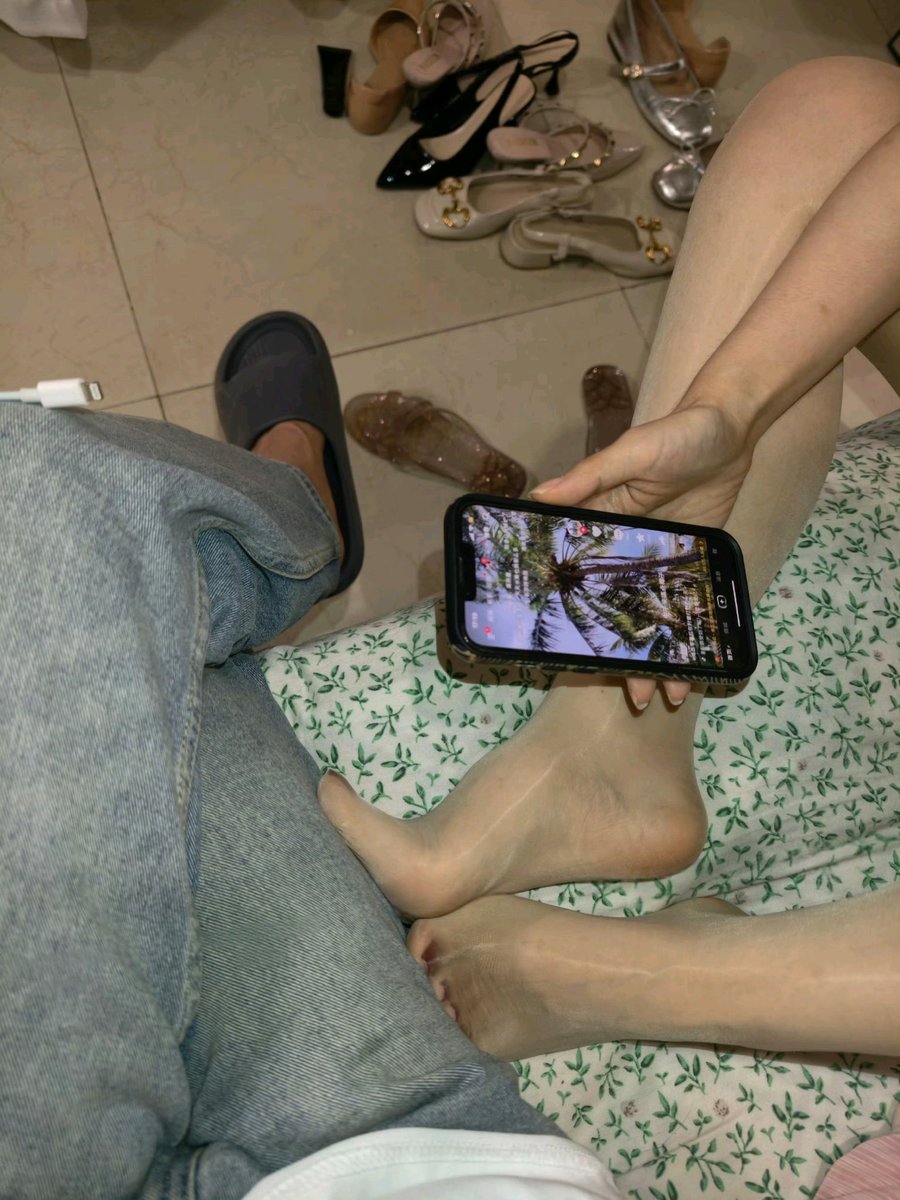 TINATINGLAN's tweet photo. 选择困难症犯了，今天穿哪双鞋呢？ https://t.co/k1n7Hj1XCm