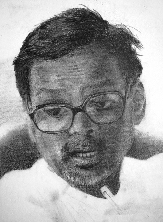 PayaniDharan's tweet photo. நாடக இயக்குநர், பேராசிரியர், அன்பு நண்பர் கே.எஸ். ராஜேந்திரன் அவர்களின் நினைவு நாள் இன்று.

டெல்லியில் இந்தியா கேட் அருகே நாங்கள் வாழ்ந்த காலத்தில் தேசிய நாடகப் பள்ளி எங்களுக்கு ஒரு நல்வாய்ப்பாக அமைந்தது. அங்குப் பேராசிரியராகப் பணியாற்றிய நண்பர் ராஜேந்திரனின் மூலமாகப் பல நாடகங்களைப் பார்க்கும் வாய்ப்பு கிடைத்தது.

அருகருகே வசித்ததால் மாலை நேரக் காபியிலும் இரவு விருந்துகளிலும் நாடகம், கலை, எழுத்து சார்ந்த எங்களின் உரையாடல்கள் எப்போதும் சுவாரசியமாக நீண்டன. அவரோடு பகிர்ந்துகொண்ட அந்தத் தருணங்கள் எங்களின் டெல்லி வாழ்க்கையின் ஆகச்சிறந்த நினைவுகளாக இன்றும் நெஞ்சில் நிலைத்திருக்கின்றன.

அவருடைய ஓர் ஒளிப்படம் பிடித்திருந்தது, அதை பென்சில் ஓவியமாக வரைந்தால் அழகாக வரும் என்று நினைத்தேன். “இப்படி யோசித்த பல படங்கள் என் சேமிப்பில் பல வருஷங்களாக இருக்கின்றன. இதையும் சேர்த்துக்கொள்கிறேன்,” என்றேன். அவரும் சிரித்தார். ஆனால், ஒரு நீண்ட வார இறுதியில் வரைந்துவிட்டேன். அவருடைய ஒரு நாடகத்தைப் பார்த்த பிறகு 2010இல் அவருக்குப் பரிசளித்த ஓவியம் தான் இது. அவரின் குழுவினர், மாணவர்கள், பார்வையாளர்கள் என்று எல்லோருக்கும் காட்டினார்.

செய்திறனும் காட்சி இன்பமும் கதாபாத்திரங்களின் அருகாமை உணர்வும் அவருடைய நாடகங்களில் மேலோங்கி இருந்தன. இந்திரா பார்த்தசாரதி எழுதிய அவுரங்கசீப் நாடகத்தின் கடைசி நொடியில் தலைநிமிரும் தருணம், ஷேக்ஸ்பியரின் மூன்றாம் ரிச்சர்டு நாடகத்தின் இன்னொரு குதிரை கொண்டுவா என்று பதறும் போர்க்களக் காட்சியை ஒரு சில அடிகளில் நிகழ்த்திக்காட்டியது, பீட்டர் வைஸ் எழுதிய மாராட்/சாடே நாடகத்தின் அழுத்தித்தாக்கும் உணர்வு என்று பல அற்புத மாலைகள் எங்களுக்குக் கிடைத்தன.

உண்மையான கலைஞர்கள் உலகை நமக்காகப் பார்ப்பதில்லை. நாமும் உடனிருக்கும்போது இருட்டில் ஒளிபாய்ச்சி நம்முடன் பார்க்கிறார்கள். நம்மைப் பார்க்கவைக்கிறார்கள். ராஜேந்திரன் அதை மேடையில் செய்தார். மற்றவர்களுக்குச் செய்யக் கற்றுக்கொடுத்தார்.

#நினைவஞ்சலி #தேசியநாடகப்பள்ளி

#பயணிதரன்
#வாழ்வெனும்பயணம்