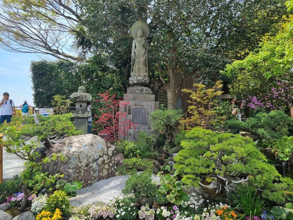 1201Polyak's tweet photo. Made it to the top of Hasedera! ⛰️🌊 The panoramic view of the coastline with Frieren was breathtaking. Also discovered the beautiful Manji-ike (卍池), a peaceful, hidden pond shaped like a Buddhist swastika, surrounded by lush gardens and sacred statues. Pure magic! ✨🌸 https://t.co/YCtQ5EuVEk