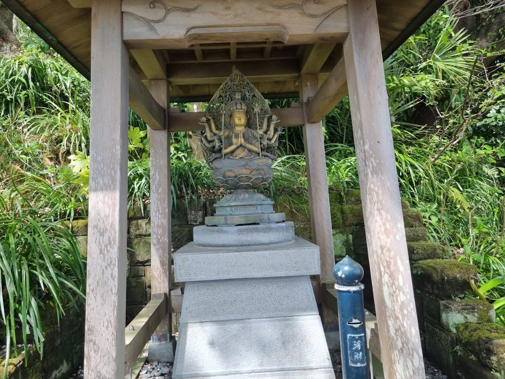 1201Polyak's tweet photo. Made it to the top of Hasedera! ⛰️🌊 The panoramic view of the coastline with Frieren was breathtaking. Also discovered the beautiful Manji-ike (卍池), a peaceful, hidden pond shaped like a Buddhist swastika, surrounded by lush gardens and sacred statues. Pure magic! ✨🌸 https://t.co/YCtQ5EuVEk