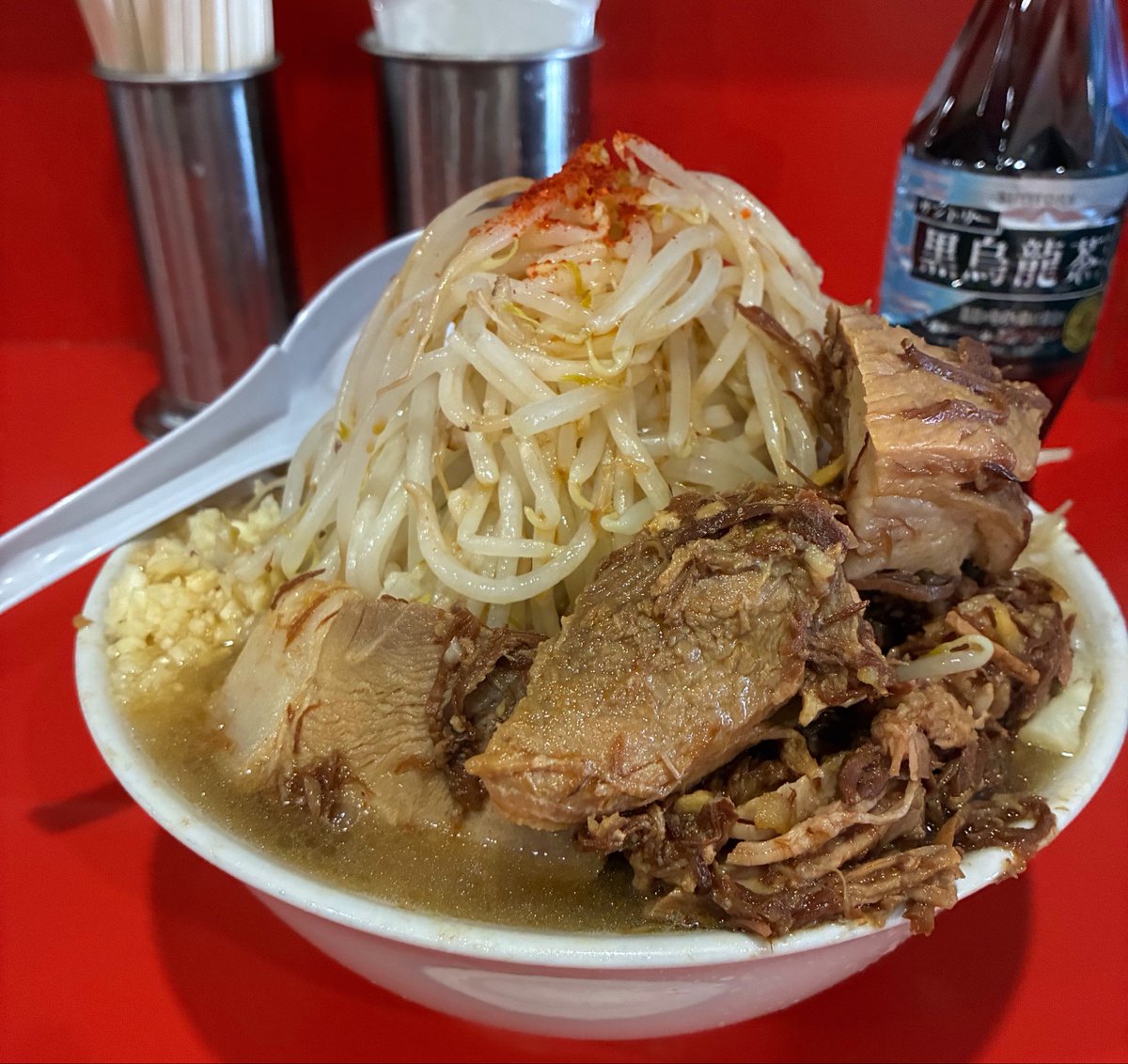 rahmen_ruby's tweet photo. 61 池田屋円町店
リアル多忙でしばらく投稿できてなかったけど、本日の昼の分🍜
🧄少なめヤサイマシでいきました https://t.co/NfRKQg0lZN