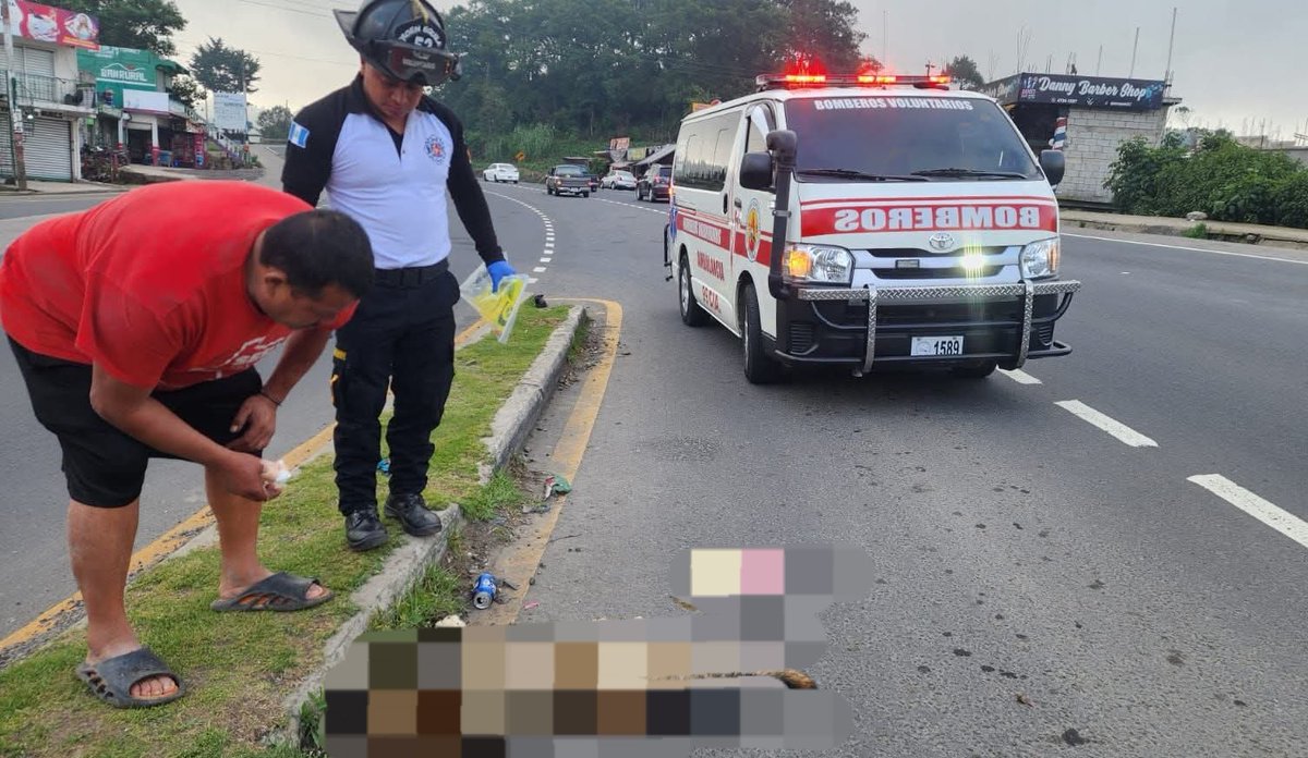 vichoguate's tweet photo. Conductor de tráiler se detuvo para auxiliar y tratar de mover a perrito que había sido atropellado en el kilómetro 116.5 de Ruta Interamericana. 

Sin embargo fue mordido por el canino y le fue amputada la falange del pulgar derecho, informaron los Bomberos Voluntarios de Chupol, quienes lo auxiliaron y trasladaron al Hospital de Sololá.