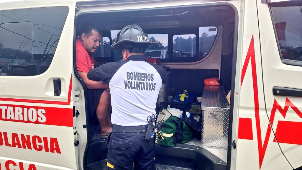 vichoguate's tweet photo. Conductor de tráiler se detuvo para auxiliar y tratar de mover a perrito que había sido atropellado en el kilómetro 116.5 de Ruta Interamericana. 

Sin embargo fue mordido por el canino y le fue amputada la falange del pulgar derecho, informaron los Bomberos Voluntarios de Chupol, quienes lo auxiliaron y trasladaron al Hospital de Sololá.