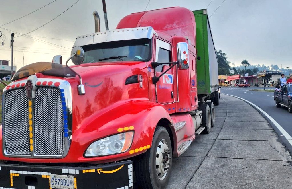 vichoguate's tweet photo. Conductor de tráiler se detuvo para auxiliar y tratar de mover a perrito que había sido atropellado en el kilómetro 116.5 de Ruta Interamericana. 

Sin embargo fue mordido por el canino y le fue amputada la falange del pulgar derecho, informaron los Bomberos Voluntarios de Chupol, quienes lo auxiliaron y trasladaron al Hospital de Sololá.