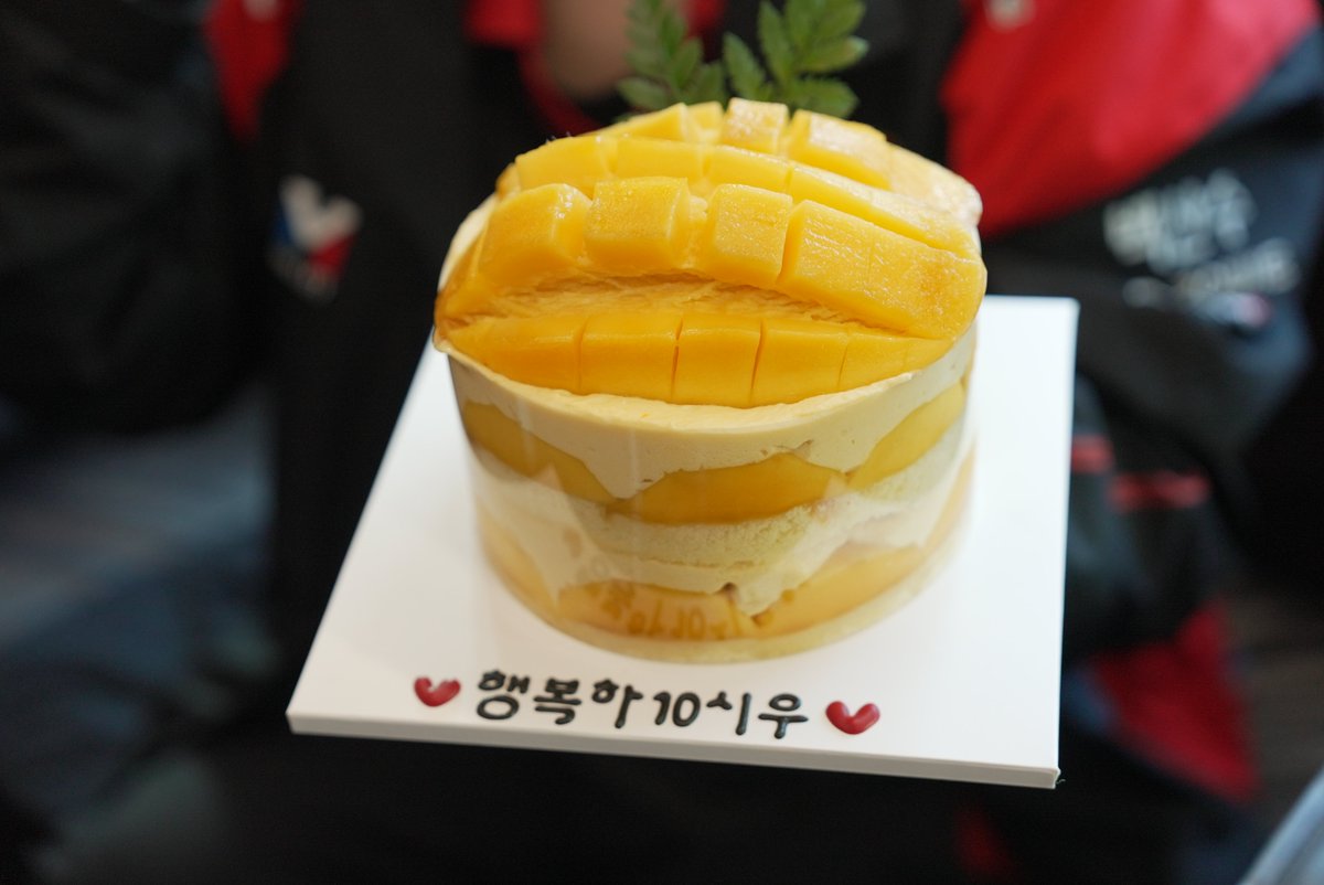 NS_RedForce's tweet photo. [📸PHOTO] #LCK

행복하10시우🙊💛

To celebrate Lehends' 10th debut anniversary,
CHZZK sent beautiful flowers and a cake. 💐🎂

Thank you to CHZZK for joining us in celebrating
Lehends' 10th anniversary with such warm congratulations!

@official_naver

#NONGSHIM #NSRedForce #농심레드포스 #LCK #NSWIN #NS_photo
#Lehends #네이버 #CHZZK