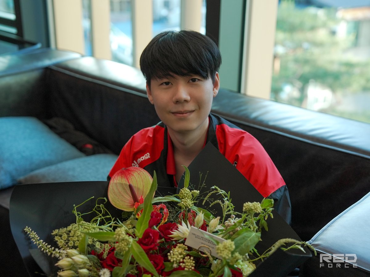 NS_RedForce's tweet photo. [📸PHOTO] #LCK

행복하10시우🙊💛

To celebrate Lehends' 10th debut anniversary,
CHZZK sent beautiful flowers and a cake. 💐🎂

Thank you to CHZZK for joining us in celebrating
Lehends' 10th anniversary with such warm congratulations!

@official_naver

#NONGSHIM #NSRedForce #농심레드포스 #LCK #NSWIN #NS_photo
#Lehends #네이버 #CHZZK
