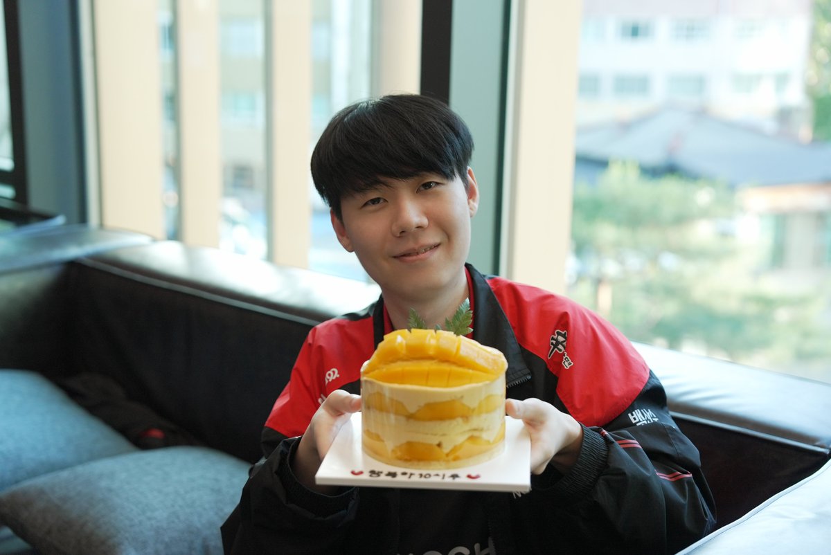 NS_RedForce's tweet photo. [📸PHOTO] #LCK

행복하10시우🙊💛

To celebrate Lehends' 10th debut anniversary,
CHZZK sent beautiful flowers and a cake. 💐🎂

Thank you to CHZZK for joining us in celebrating
Lehends' 10th anniversary with such warm congratulations!

@official_naver

#NONGSHIM #NSRedForce #농심레드포스 #LCK #NSWIN #NS_photo
#Lehends #네이버 #CHZZK