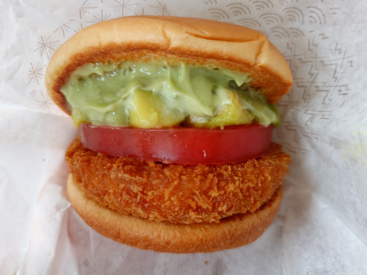 akimaru17's tweet photo. モスバーガーのアボカド海老カツバーガーうまうまだったー🍔
海老がプリプリで、クリーミーなアボカドと一緒に食べるとすごく合う！
期間中にまた食べよう😊 https://t.co/bqGQO7e8N0