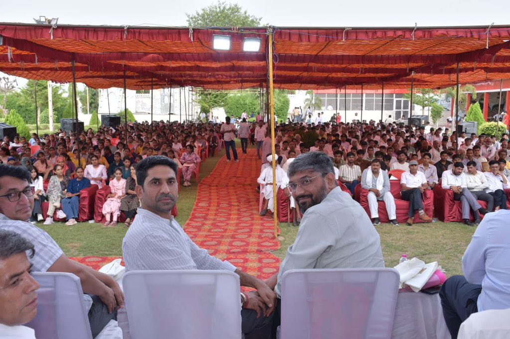 ManishYadavIn's tweet photo. यह कार्यक्रम केवल सम्मान का अवसर नहीं था, बल्कि शिक्षा, प्रतिभा और युवा सपनों के उत्सव का एक प्रेरणादायक मंच भी बना।

इस अवसर पर राजस्थान प्रशासनिक सेवा (RAS), विभिन्न प्रतियोगी परीक्षाओं तथा अन्य क्षेत्रों में उल्लेखनीय उपलब्धियाँ हासिल करने वाले प्रतिष्ठित https://t.co/CAVsfdbzTT