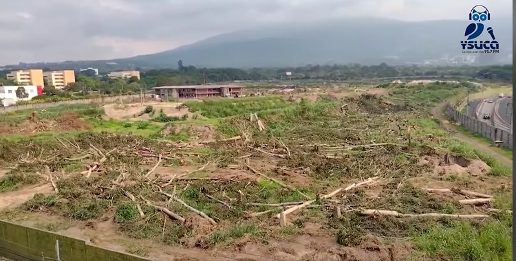 Don_chuchitofv's tweet photo. Que lo diga un Bukele es el punto. No sos un cualquiera, sos alguien que tiene poder de decisión en este país y en vez de asumir el daño que tu familia está haciendo hacia nuestros ecosistemas, tratas de fomentar culpa hacia campesinos que hacen todo lo posible por sobrevivir. https://t.co/mVUUFlQWMB