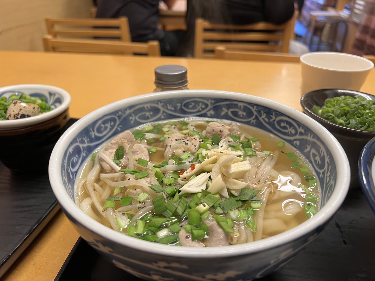 sinop1973's tweet photo. 高松に来たので、もちろんUDONです😁

ずっとホルモンうどんが食べたかったんですが……冷たい麺も食べたい😅

でも大丈夫🙆
デブだから🤣

というわけで、両方頼んじゃいました😤

そして、ホルモンうどん（白）が美味しすぎる！
これは反則レベル🤤

気が付けば追い飯まで追加注文😅

でも大丈夫🙆
デブだから😤

……いや、全然大丈夫じゃない気もするけど、美味しかったのでヨシ！😁

ふる里うどんさん@fllsudon 
ご馳走様でした🙏