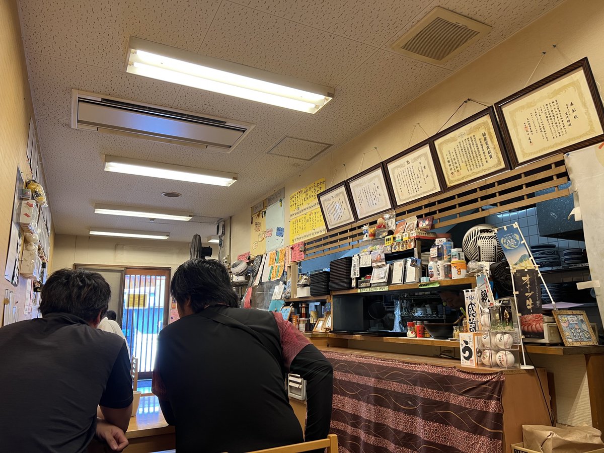 sinop1973's tweet photo. 高松に来たので、もちろんUDONです😁

ずっとホルモンうどんが食べたかったんですが……冷たい麺も食べたい😅

でも大丈夫🙆
デブだから🤣

というわけで、両方頼んじゃいました😤

そして、ホルモンうどん（白）が美味しすぎる！
これは反則レベル🤤

気が付けば追い飯まで追加注文😅

でも大丈夫🙆
デブだから😤

……いや、全然大丈夫じゃない気もするけど、美味しかったのでヨシ！😁

ふる里うどんさん@fllsudon 
ご馳走様でした🙏
