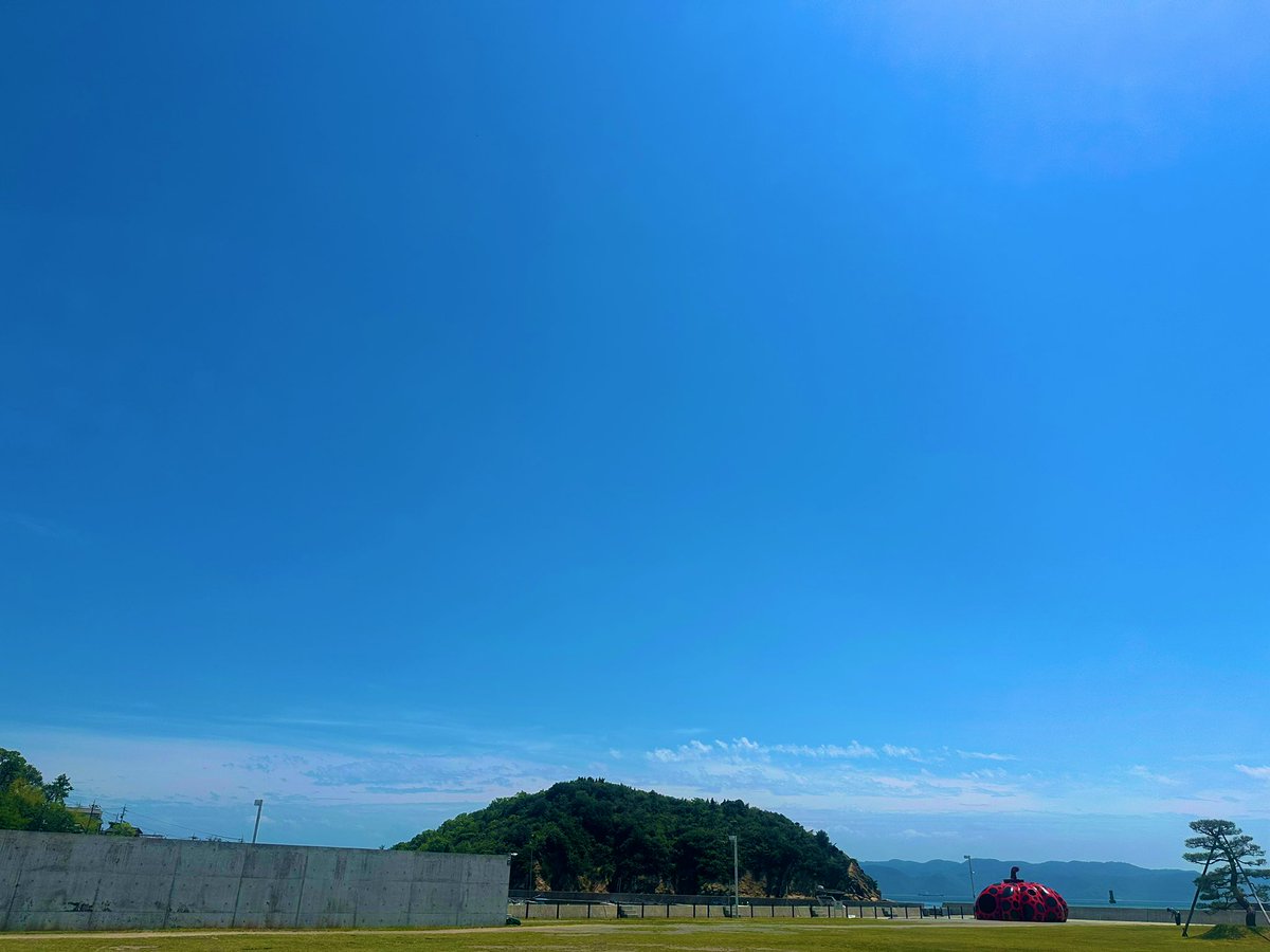 Sumiren_13's tweet photo. 仕事で直島来たけどめっちゃ晴れてる
明日めっちゃ台風で荒れるんかな https://t.co/uPYlOW3Tc7