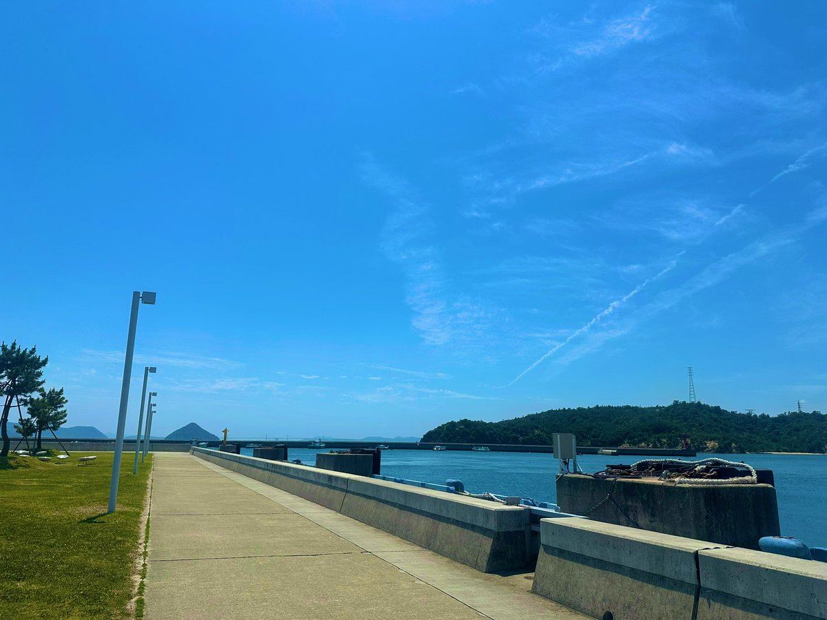 Sumiren_13's tweet photo. 仕事で直島来たけどめっちゃ晴れてる
明日めっちゃ台風で荒れるんかな https://t.co/uPYlOW3Tc7