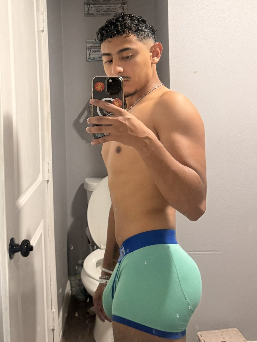 Rene_tls6's tweet photo. After shower pics #gay #mexican #bigass https://t.co/N8k089S29K