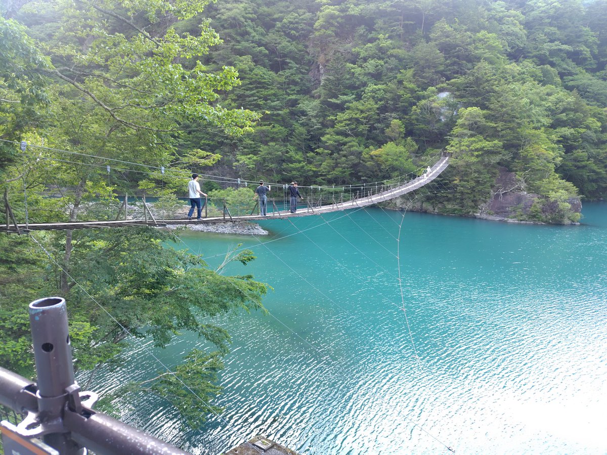 reitel_study's tweet photo. 週末は南アルプスの麓、有名な大井川沿いてキャンプ🏕️
ずっと行きたいと思っていた、寸又峡の夢の吊り橋や大井川鉄道の奥大井湖上駅にも行けました！
青や緑に光る川面がとてもキレイでした✨️
#国立公園
#国立公園検定
#南アルプス国立公園 https://t.co/gZFR47hw1j